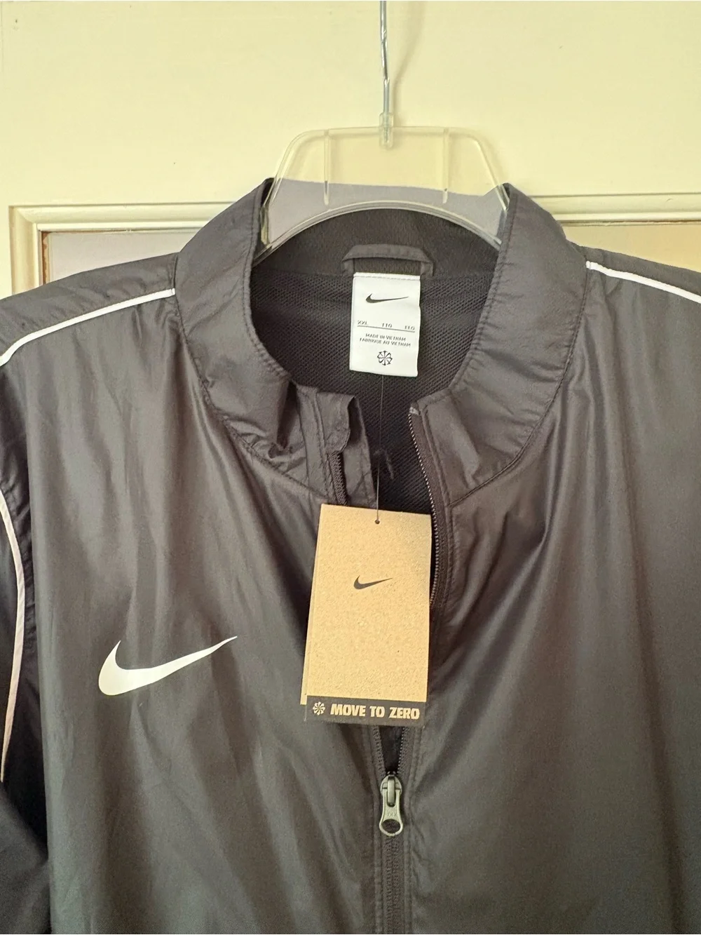 Nike Black Men's Full-Zip Windbreaker with Contrast Piping